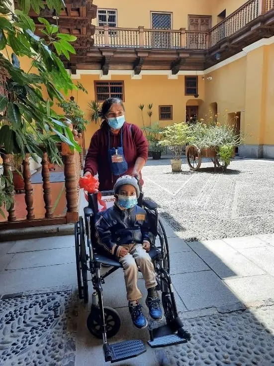 Beneficiario con la silla de ruedas donada