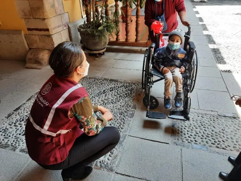 Entrega de silla de ruedas al beneficiario