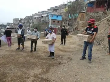 Voluntarios durante la distribución de donaciones en el Rímac