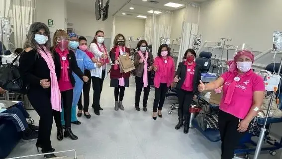 Equipo del Voluntariado en sala de atencion del INEN