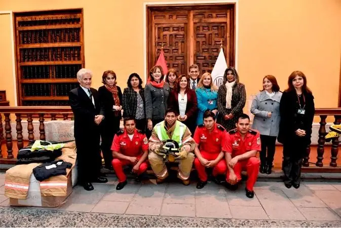 Equipo del Voluntariado y bomberos durante la entrega Equipo del Voluntariado y bomberos durante la entrega