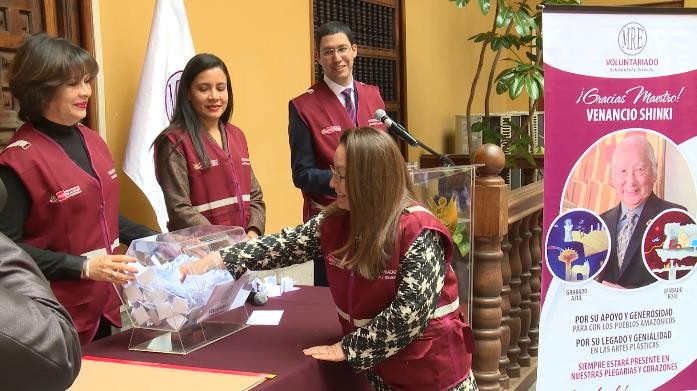 Acto de entrega durante el sorteo benefico