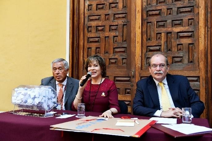 Mesa de ceremonia del sorteo benefico